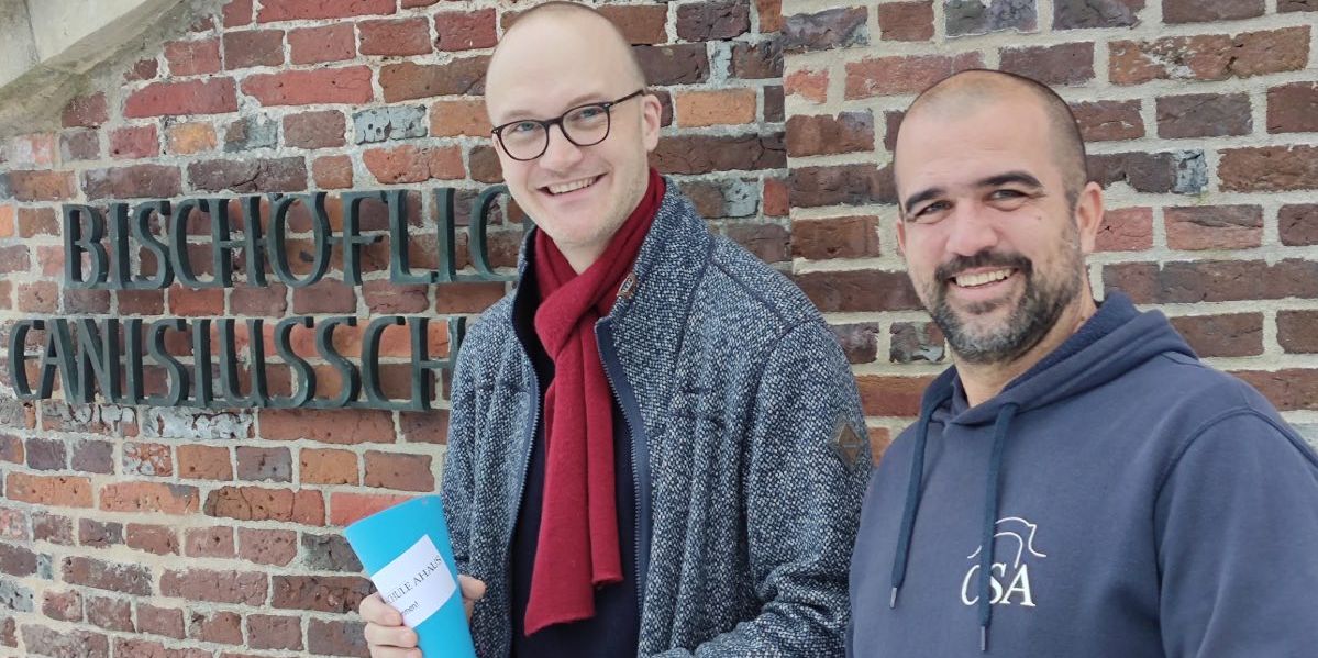 Links der neue Kollege Hendrik Drüing mit Schultüte, rechts Schulleiter Hakenes.